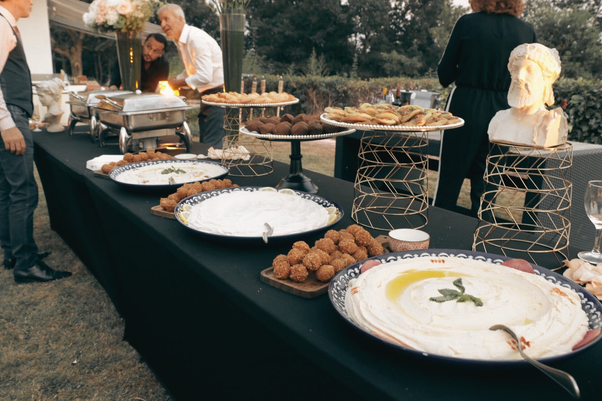 Buffet libanais Al Boustan dressé pour une réception de 50 personnes