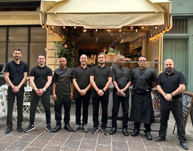 L’équipe Al Boustan devant le restaurant de la rue Montorgueil