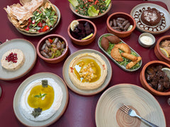 Table de mezzés libanais — hommos, taboulé, salades fraîches — traiteur Al Boustan Paris
