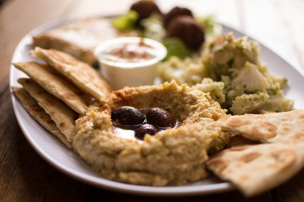 Grand plateau de mezzés libanais — houmous maison Al Boustan Paris
